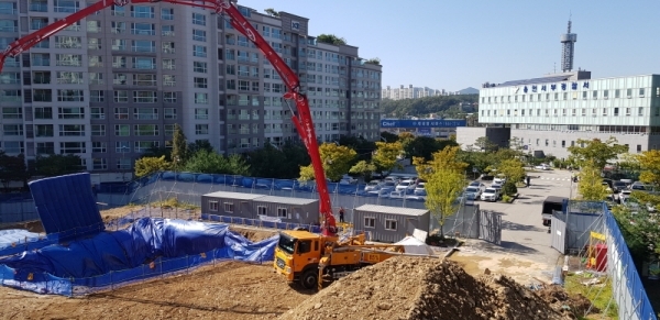 경찰청이 용인서부경찰서 부지에 직장어린이집을 건설 중인 가운데 공사 현장 인근 주민들이 분진 및 일조권 피해를 내세우며 반발하고 있다. 사진은 공사현장 모습.