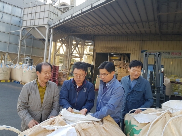 남창현 경기농협 본부장(왼쪽 2번째)과 홍경래 농협 화성시지부장(왼쪽 3번째)을 비롯한 농협 관계자들이 미곡을 점검하고 있다. 경기농협 제공