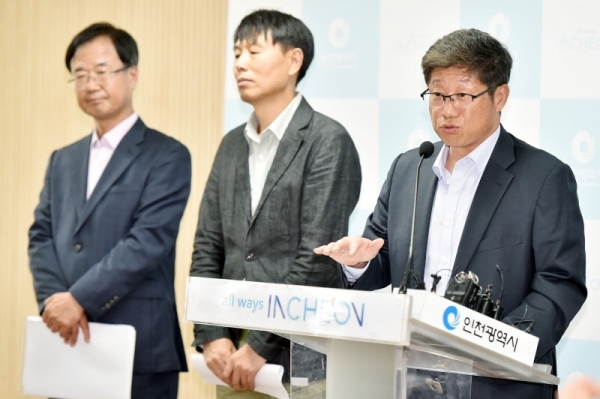 21일 인천 남동구 인천시청 브리핑룸에서 김상섭 일자리경제본부장이 인천e음 성과 및 운영개선과 관련해 기자회견을 하고 있다. 인천시 제공