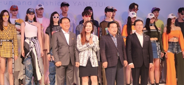 양주시는 경기북부 섬유ㆍ패션 사업의 발전을 위해 경기북부 섬유업체와 국내 디자이너들이 함께하는 ‘양주섬유패션위크’를 개최, 지난 6월 열린 양주섬유패션위크에 참여한 이성호 양주시장(사진 가운데)를 비롯한 관계자들이 기념촬영을 하고 있다.