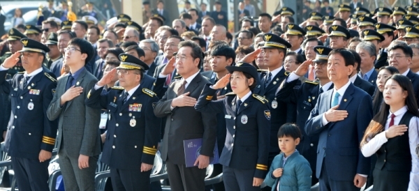 이낙연 국무총리가 21일 오전 인천 연수구 송도컨벤시아에서 열린 '제74주년 경찰의 날 기념식'에서 국기에 경례를 하고 있다.조주현기자