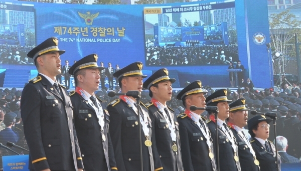21일 오전 인천 연수구 송도컨벤시아에서 열린 ‘제74주년 경찰의 날 기념식’에서 2019 청두 세계경찰·소방관경기대회 메달리스트 등 경찰관들이 애국가를 부르고 있다.조주현기자