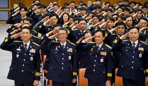 ‘제74주년 경찰의날 기념식’이 열린 21일 오후 경기남부지방경찰청에서 배용주 경기남부경찰청장 등 경찰관계자들이 국민의례를 하고 있다. 윤원규기자