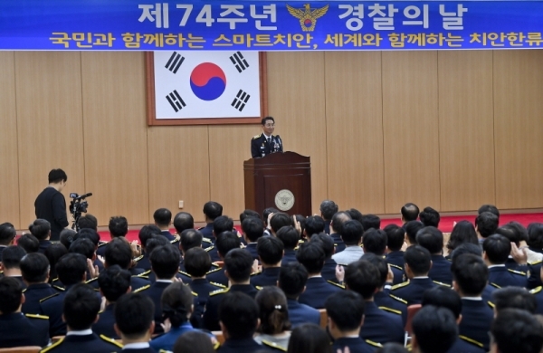 ‘제74주년 경찰의날 기념식’이 열린 21일 오후 경기남부지방경찰청에서 배용주 경기남부경찰청장이 인삿말을 하고 있다. 윤원규기자