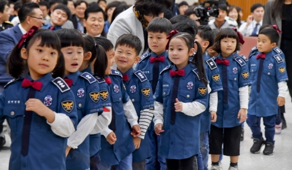 ‘제74주년 경찰의날 기념식’이 열린 21일 오후 경기남부지방경찰청에서 남부지방경찰청 어린이집 소속 경찰관들의 아이들이 기념공연을 위해 무대로 향하고 있다. 윤원규기자