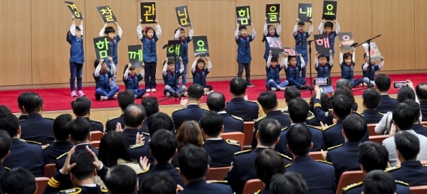 ‘제74주년 경찰의날 기념식’이 열린 21일 오후 경기남부지방경찰청에서 경찰청 소속 어린이집 원아들이 기념공연을 하고 있다. 윤원규기자