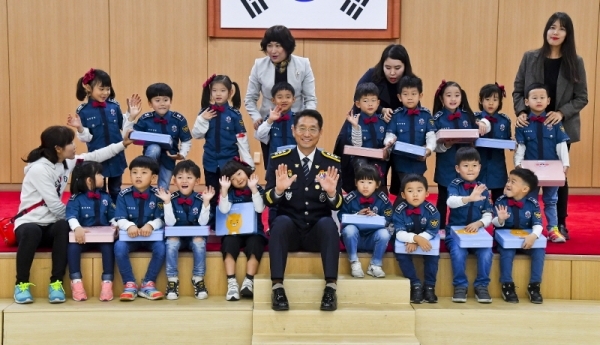 ‘제74주년 경찰의날 기념식’이 열린 21일 오후 경기남부지방경찰청에서 배용주 경기남부경찰청장이 경찰청 소속 어린이집 아이들과 기념촬영을 하고 있다. 윤원규기자