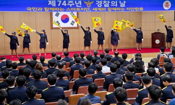 ‘제74주년 경찰의날 기념식’이 열린 21일 오후 경기남부지방경찰청에서 하남녹색어머니회 회원들이 기념공연을 하고 있다. 윤원규기자