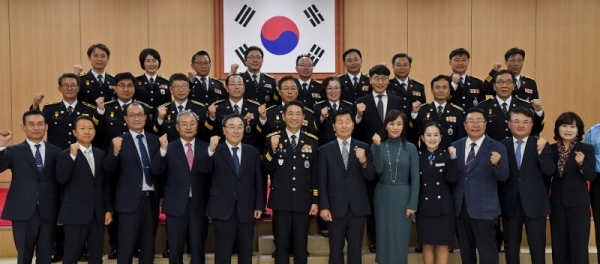 ‘제74주년 경찰의날 기념식’이 열린 21일 오후 경기남부지방경찰청에서 배용주 경기남부경찰청장 등 경찰관계자들이 기념촬영을 하고 있다. 윤원규기자