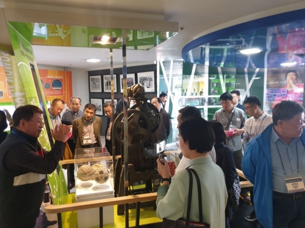 22일 수원지역을 방문해 인천경기기자협회와 교류를 가진 (사)재외동포신문방송편집인협회 회원들이 수원월드컵경기장 축구박물관에서 해설사로부터 설명을 듣고 있다.