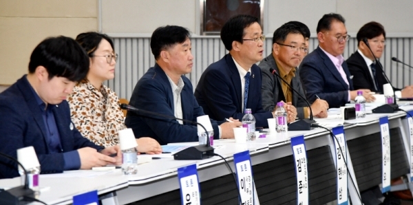22일 경기도의회 대회의실에서 열린 “우리가 독도다!” 영토주권을 위한 지방정부, 시민사회, 그리고 시민의 역활 토론회에서 참석자들이 토론을 하고 있다.전형민기자