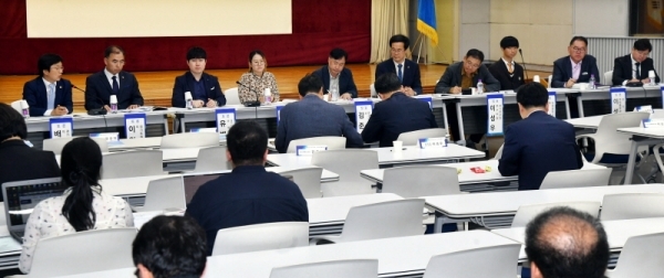 22일 경기도의회 대회의실에서 열린 “우리가 독도다!” 영토주권을 위한 지방정부, 시민사회, 그리고 시민의 역활 토론회에서 참석자들이 토론을 하고 있다.전형민기자
