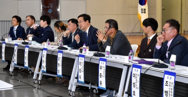 22일 경기도의회 대회의실에서 열린 “우리가 독도다!” 영토주권을 위한 지방정부, 시민사회, 그리고 시민의 역활 토론회에서 참석자들이 토론을 하고 있다.전형민기자