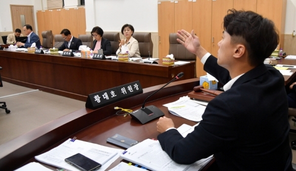 22일 경기도의회 교육행정위원회 학교체육 비리 감사 소위원회에서 황대호 위원장이 회의를 진행하고 있다.전형민기자