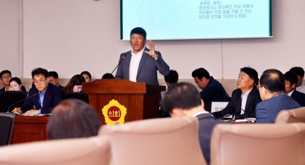 22일 경기도의회 교육행정위원회 학교체육 비리 감사 소위원회에서 참관인으로 출석한 우상범 비룡초 축구부 감독이 학교운동부 해산과 관련해 설명하고 있다.전형민기자