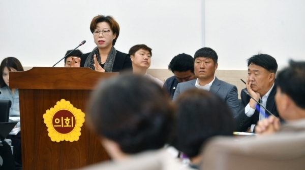 22일 경기도의회 교육행정위원회 학교체육 비리 감사 소위원회에서 참관인으로 출석한 박혜순 이천남초교 학부모가 주52시간제로 인한 운동부 동계 훈련과 관련 문제점에 대한 설명을 하고 있다.전형민기자