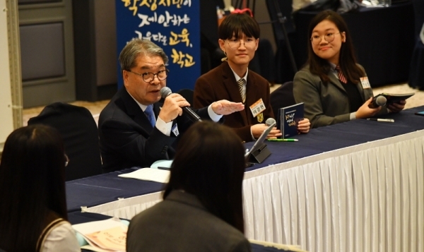 22일 오후 화성 푸르미르호텔에서 `학생시민의 눈으로 학교와 사회를 바꾸다'란 주제로 열린 지역학생대표와 교육감 교육정책토론회에서 이재정 경기도교육감이 학생들이 만든 정책을 듣고 학생들과 토론하고 있다. 윤원규기자