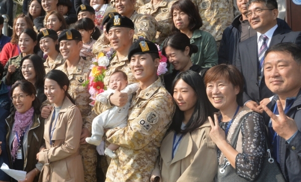 22일 오전 인천 계양구 육군 국제평화지원단에서 열린 '아크부대 16진 환송식'에서 대원들이 파병신고를 한 뒤 가족들과 기념촬영을 하고 있다. 2011년 처음으로 아랍에미리트에 파견돼 올해 파병 8주년을 맞은 아크부대는 아랍에미리트로 파병돼 8개월동안 특수전부대 교육훈련 지원과 연합훈련 등 군사교류 임무를 수행한다.조주현기자