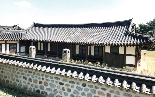 뒷담 너머로 본 안채 전경. 사람이 살지 않는데도 워낙 정갈해, 뒤에서도 흠 잡을 데 없다.