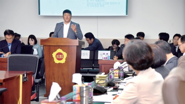 22일 경기도의회 교육행정위원회 학교체육 비리 감사 소위원회에서 참관인으로 출석한 도내 한 초등학교 축구부 감독이 학교 운동부 해산과정 등을 설명하고 있다. 전형민기자
