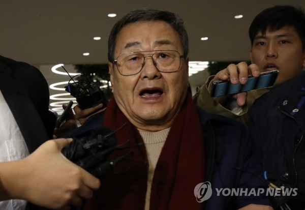 가사 도우미를 성폭행한 혐의로 고소당한 김준기 전 DB그룹(옛 동부그룹) 회장이 23일 새벽 인천국제공항을 통해 귀국한 뒤 체포돼 경찰서로 이송되고 있다.