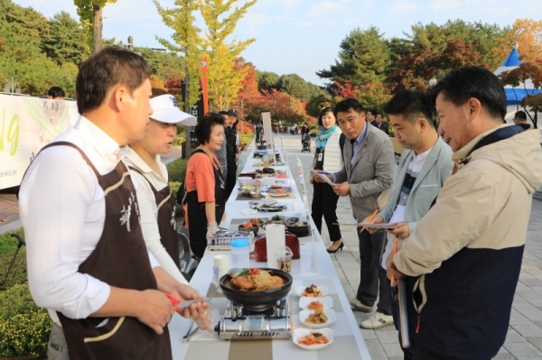 양평군 미식관광의 대표주자가 될 장수음식점 품평회가 용문산 관광지에서 열렸다.