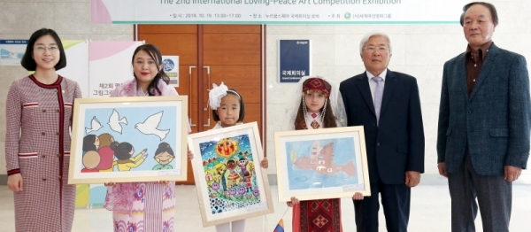 세계여성평화그룹(IWPG)이 주최한 평화사랑 그림그리기 국제재회에서 대상을 받은 윤하은양(부일전자디자인고) 등 수상자들이 작품을 들고 기념 촬영하고 있다. 세계여성평화그룹 제공