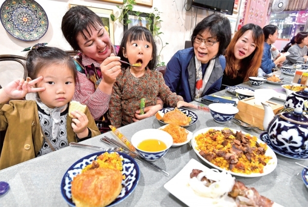 23일 오전 수원역 매산시장 다문화푸드랜드에서 열린 ‘바자르 매산(Bazar Maesan)’ 우즈베키스탄 문화 강좌에서 우즈베키스탄 출신 결혼이주여성이 이웃들에게 자국의 전통음식 ‘플로프’를 대접하고 있다. ‘바자르 매산’이란 이주민 식당에 선주민을 초대해 국가 출신 결혼이주여성의 문화 강의를 듣고 음식도 체험하는 프로그램이다. 윤원규기자