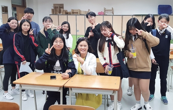 동남보건대학교 ‘다양한 간호사의 길’ 꿈의대학 오리엔테이션에서 박미희 강사가 간호사 34년 인생에 대한 강의 후 학생들과 기념사진을 찍고 있다. 경기도교육청 제공