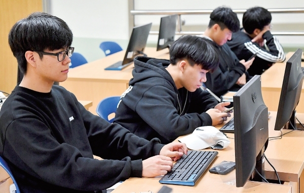 23일 오후 수원 효원고등학교에서 학생들이 사물인터넷(IOT)에 대한 소프트웨어에 대한 삼성전자 직원의 강의를 듣고있다. 윤원규기자