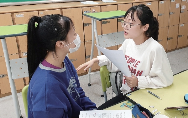 중부대학교 ‘심리학 뇌과학을 만나다’ 강좌에서 학생들이 긍정 자기소개 및 감정찾기 실습을 하고 있다. 경기도교육청 제공