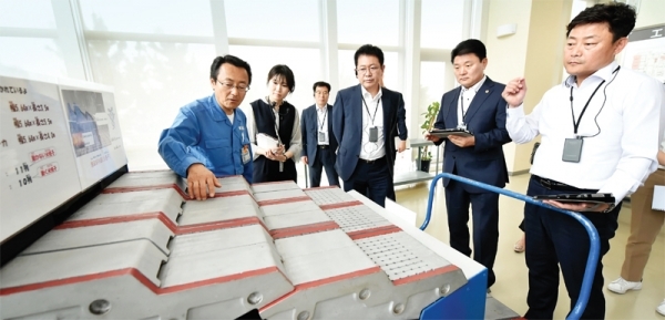 지난 5월 20일 일본 요코하마시 가나자와 소각장에서 박남춘 인천시장 등 방문단이 소각장 시설을 살펴보고 있다. 인천시 제공