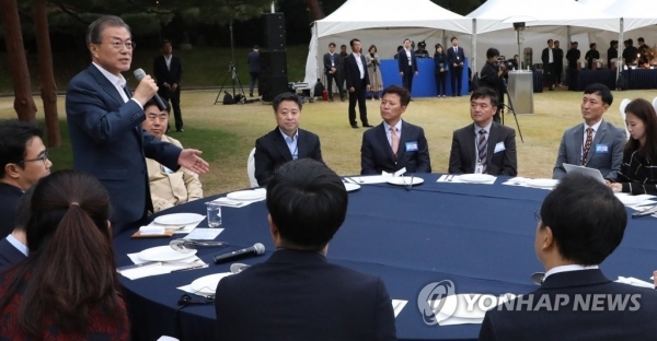 문재인 대통령이 25일 오후 청와대 녹지원에서 열린 출입기자 간담회에서 인사말을 하고 있다. 연합뉴스