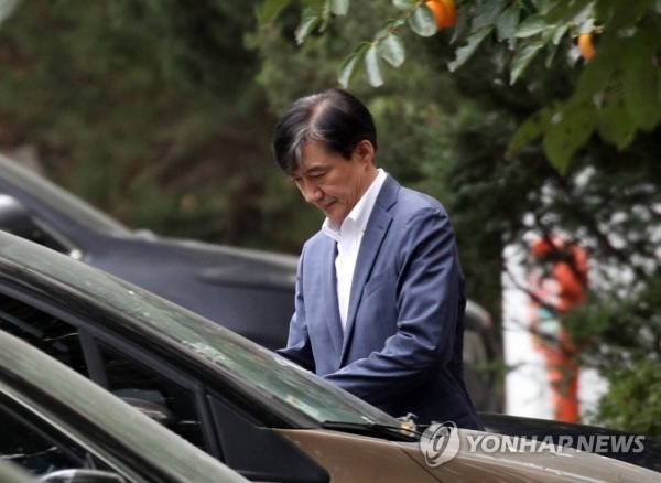 조국 전 법무부 장관이 지난 24일 오전 서울 방배동 자택에서 외출하고 있다. 연합뉴스