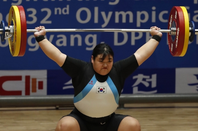 ▲ 27일 평양 청춘가역도전용경기장에서 열린 2019 아시아 유소년·주니어 역도선수권대회 여자 유소년부 +81㎏급에 출전한 박혜정(안산 선부중)이 인상 1차 시기에서 104㎏을 들어올리고 있다.평양=사진공동취재단