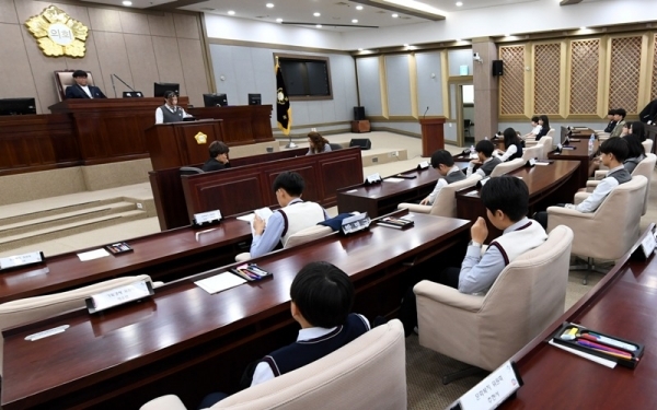 수원청소년의회학교가 열린 26일 오전 수원시의회 본회의장에서 학생들이 학교 예산결산 투명화, 교내간담회 활성화, 청소년 택시요금, 교통카드정립 자유학기제개선 등 다양한 조례안을 가결하는 등 의회활동을 체험하고 있다. 김시범기자