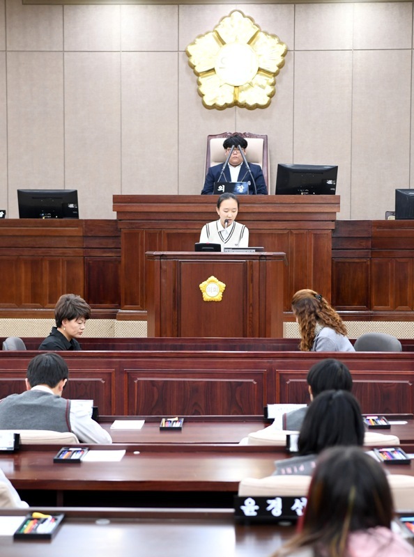 수원청소년의회학교가 열린 26일 오전 수원시의회 본회의장에서 학생들이 학교 예산결산 투명화, 교내간담회 활성화, 청소년 택시요금, 교통카드정립 자유학기제개선 등 다양한 조례안을 가결하는 등 의회활동을 체험하고 있다. 김시범기자