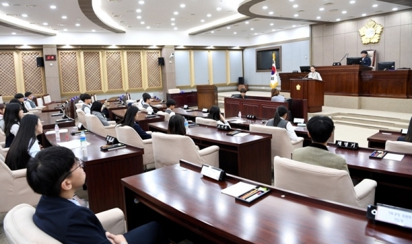 수원청소년의회학교가 열린 26일 오전 수원시의회 본회의장에서 학생들이 학교 예산결산 투명화, 교내간담회 활성화, 청소년 택시요금, 교통카드정립 자유학기제개선 등 다양한 조례안을 가결하는 등 의회활동을 체험하고 있다. 김시범기자