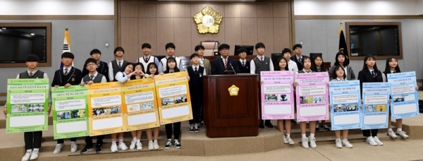 수원청소년의회학교가 열린 26일 오전 수원시의회 본회의장에서 의회민주주의 체험에 나선 학생들이 학교 예산결산 투명화, 교내간담회 활성화, 청소년 택시요금 교통카드정립, 자유학기제개선 등 다양한 조례안을 가결한 후 기념촬영을 하고 있다. 김시범기자