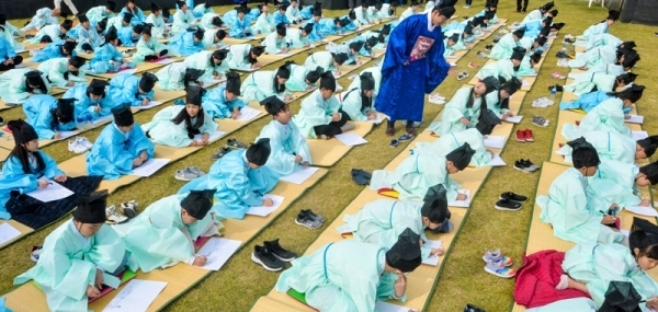 26일 오후 인천 연수구 가천박물관에서 열린 '조선시대  과거(科擧)시험 재현행사'에서 어린이들이 '미래의 인공지능(AI) 세계, 그 속에 내 모습'을 주제로 시험을 치루고 있다.조주현기자