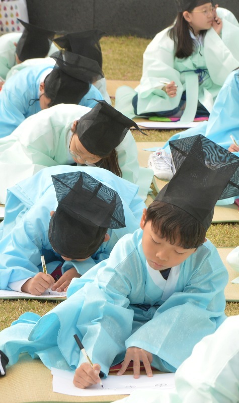 26일 오후 인천 연수구 가천박물관에서 열린 '조선시대  과거(科擧)시험 재현행사'에서 어린이들이 '미래의 인공지능(AI) 세계, 그 속에 내 모습'을 주제로 시험을 치루고 있다.조주현기자