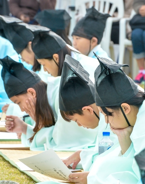 26일 오후 인천 연수구 가천박물관에서 열린 '조선시대  과거(科擧)시험 재현행사'에서 어린이들이 '미래의 인공지능(AI) 세계, 그 속에 내 모습'을 주제로 시험을 치루고 있다.조주현기자