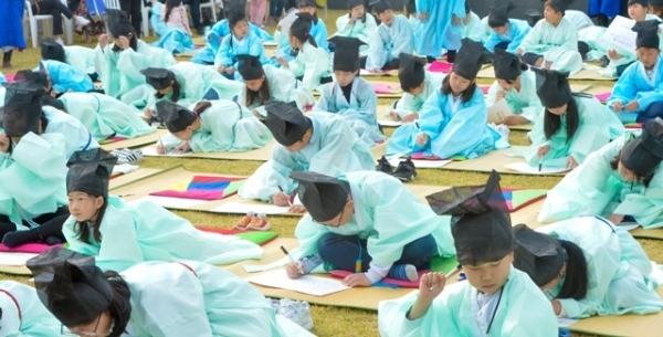 26일 오후 인천 연수구 가천박물관에서 열린 '조선시대  과거(科擧)시험 재현행사'에서 어린이들이 '미래의 인공지능(AI) 세계, 그 속에 내 모습'을 주제로 시험을 치루고 있다.조주현기자