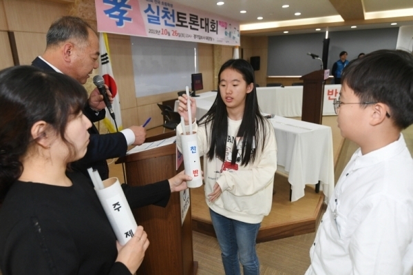 ‘제6회 전국 초등학교 孝(효) 실천 토론대회&백일장’ 개회식이 열린 26일 수원 경기일보사에서 참가팀을 도와줄 멘토를 소개하고 있다. 이번 행사는 수원시와 경기일보가 주최하고 (사)경기문화관광연구사업단과 단국대학교 한문교육연구소가 공동주관했다. 김시범기자