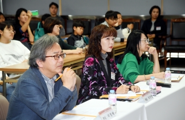 26일 수원 경기일보사에서 열린 ‘제6회 전국 초등학교 孝(효) 실천 토론대회&백일장’ 시상식에서 심사위원들이 토론내용을 경청하고 있다. 이번 행사는 수원시와 경기일보가 주최하고 (사)경기문화관광연구사업단과 단국대학교 한문교육연구소가 공동주관했다. 김시범기자