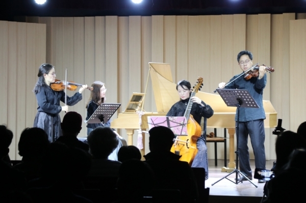바로크음악으로 꾸며진 서종면 마을음악회에서 바로크 연주단인 '앙상블다미아노'가 바흐의 변주곡을 연주하고 있다.