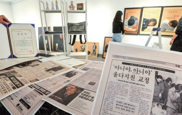 인현동 화재 참사 20주기를 2일 앞둔 28일 오후 인천 중구 인현동 인천학생교육문화회관 전시실에서 관계자들이 추모전시를 준비하고 있다. 조주현기자