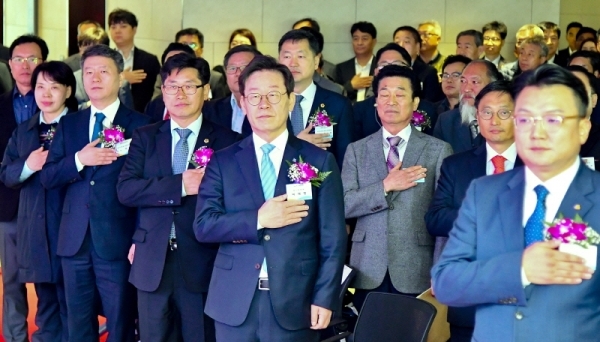 28일 오전 수원컨벤션센터에서 열린 경기도시장상권진흥원 개원식에서 이재명 경기도지사와 조광주 경기도의회 경제노동위원회 위원장, 하현수 전국시장상인연합회 회장, 이충환 전국시장상인연합회 경기지회 회장, 백운만 경기지방중소벤쳐기업청장, 김중식 · 심민자 · 송연만 · 허원 경기도의원 등 참석자들이 국기에 대한 경례를 하고 있다. 윤원규기자