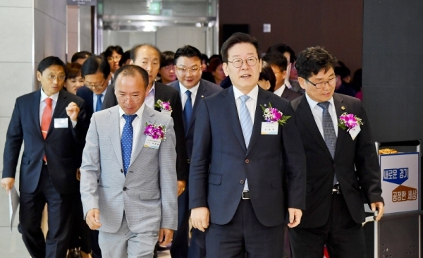 28일 오전 수원컨벤션센터에서 열린 경기도시장상권진흥원 개원식이 끝난후 이재명 경기도지사,  임진 경기도시장상권진흥원장 등 내빈과 관계자들이 시설을 둘러보고 직원들을 응원하고 있다. 윤원규 기자