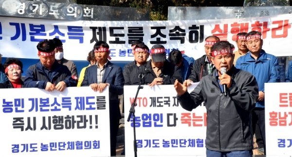 경기도농민단체협의회 회원들이 28일 경기도청 앞에서 열린 ‘정부의 WTO 개발도상국 지위 포기선언 철회 촉구 기자회견’에서 농민의 일방적 희생만 강요하는 정부의 WTO 개발도상국 지위 포기를 규탄하는 구호를 외치고 있다.전형민기자